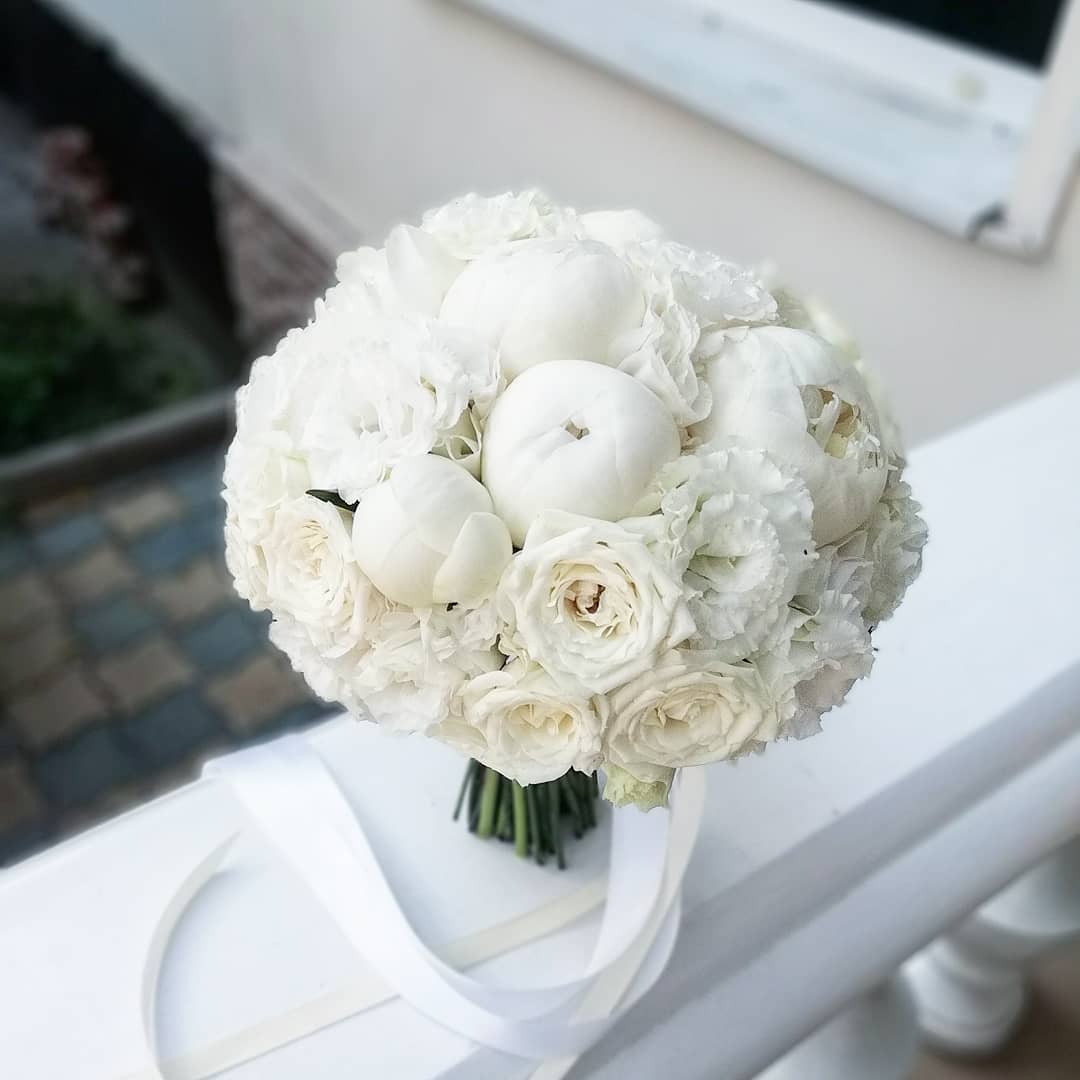 Bó hoa hồng trắng làm hoa cưới