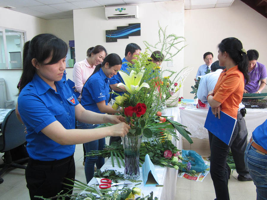 Hình ảnh hội thi cắm hoa chào mừng ngày quốc tế phụ nữ Việt nam