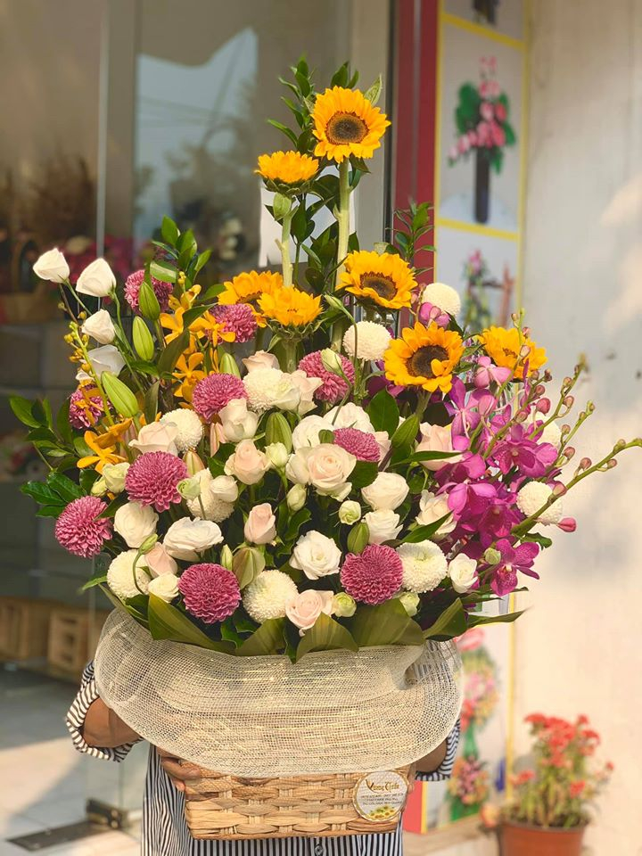 Shop Hoa tươi Vương Trần Theo đuổi phong cách cắm hoa hiện đại, trẻ trung nhưng không kém phần sang trọng