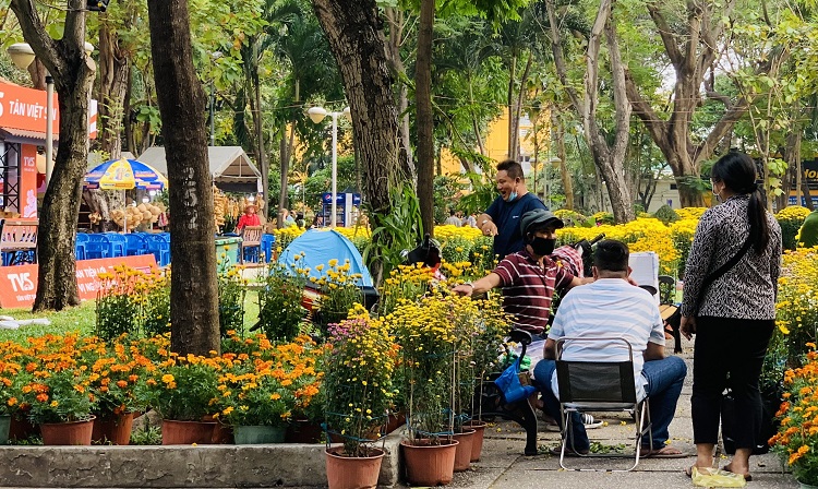 Sài Gòn thật nhưng chợ hoa công viên 23/9 vẫn thu hút đông đảo du khách