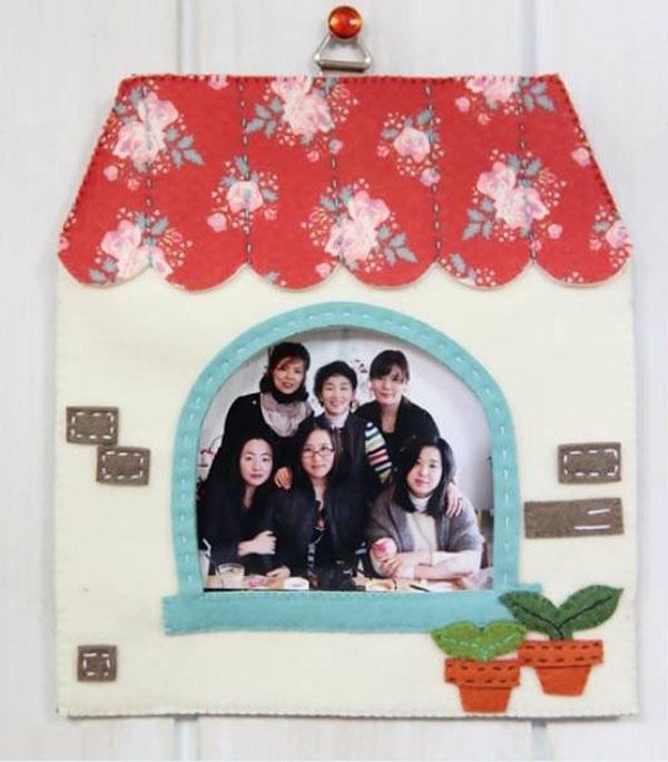 Một bức ảnh gia đình được lồng ghép trong khung ảnh handmade do bạn làm là món quà rất tuyệt