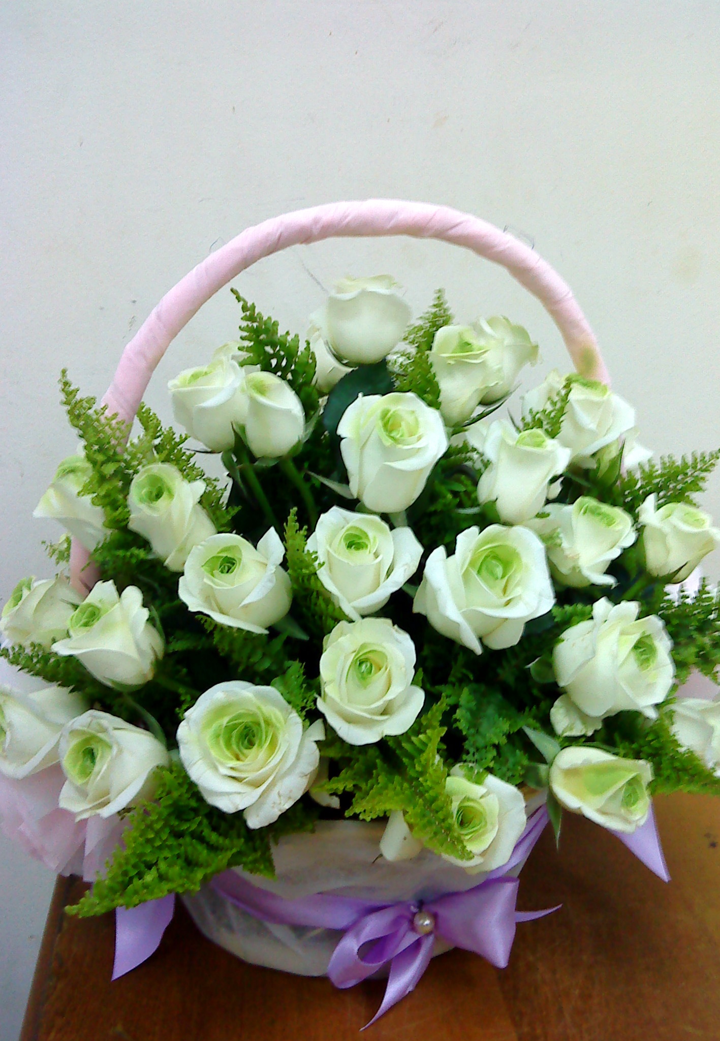 Lẵng hoa hồng trắng viền xanh cực đẹp