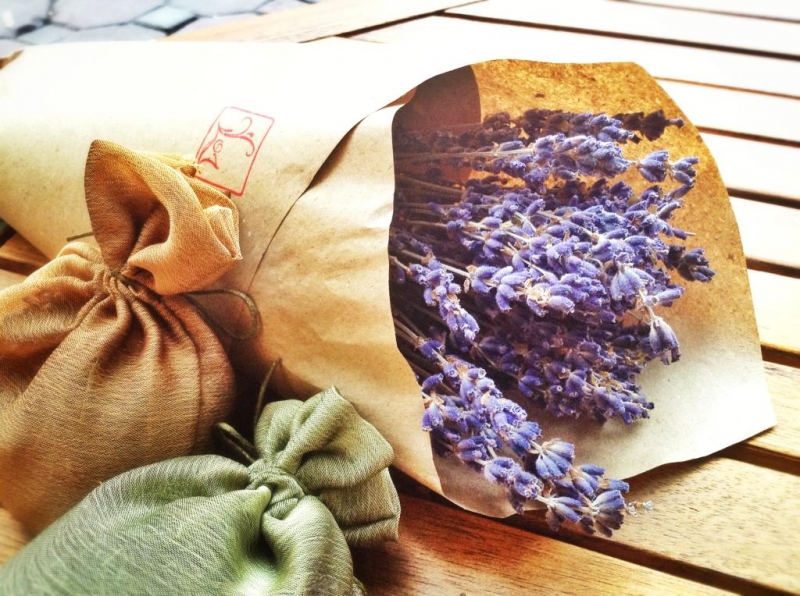 Gói hoa với giấy cao cấp hoặc làm túi thơm