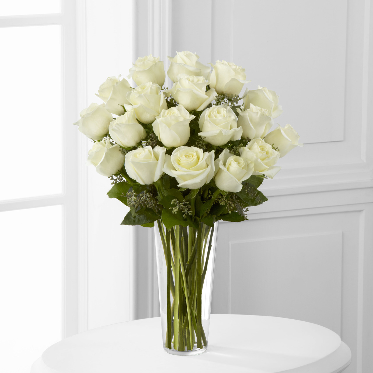 Lọ hoa hồng trắng cực kỳ xinh đẹp