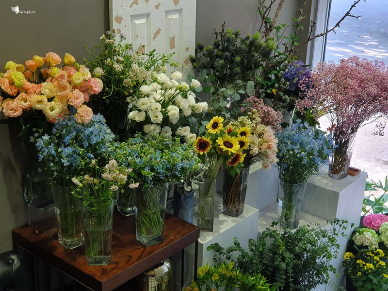 Shop hoa có phong cách đơn giản và hiện đại từ cách chọn hoa, cách kết hợp hoa với phụ kiện và gói hoa