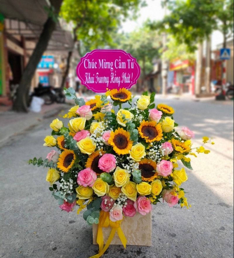 Mỗi bó, giỏ hoa đều được nhân viên của Shop Hoa Tươi Mỹ Tho Tiền Giang thực hiện một cách tỉ mỉ và đẹp mắt nhất